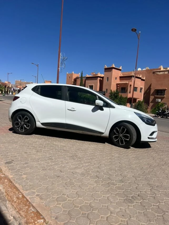 Rent Renault Clio 4  – Marrakech & Ouarzazate - cars for rent in ouarzazate - RENTS.ma