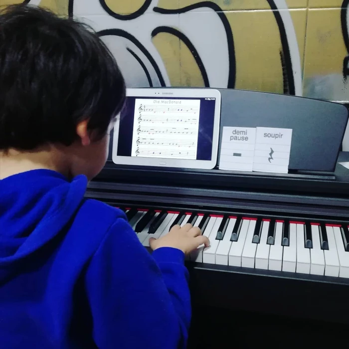 Apprendre le piano - musical for rent on RENTS.ma